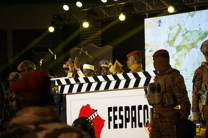 Burkinabe kaptanı İbrahim Traoré (sağda), FESPACO'nun açılış töreninde Çadlı mevkidaşı Mahamat Idriss Déby ile birlikte.