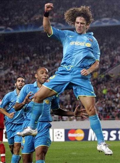 Carles Puyol salta tras conseguir un gol ante el Stuttgart