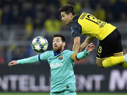 Guerreiro salta por encima de Messi.