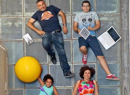 Francisco Arenas, profesor de lengua y literatura, y Carmen Lacave, profesora en la Escuela Superior de Inform&aacute;tica de la UCLM de Ciudad Real, con sus hijos Daniel, de 13 a&ntilde;os, e Irene, de 9.