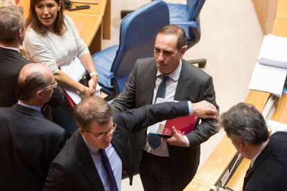 Feijóo y el conselleiro de Facenda, Valeriano Martínez, en el centro, tras la aprobación de los presupuestos.