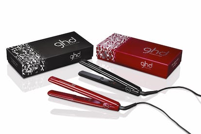 Salvo algunas excepciones de la naturaleza muy poca gente tiene el cabello liso como una tabla. Las planchas ghd son las preferidas de quienes se alisan continuamente. Prueba la nueva edición limitada Gloss Collection, con tecnología de cerámica para planchar sin dañar el pelo y un nuevo packaging en burdeos y negro. Cuesta 169 euros y se vende en peluquerías.