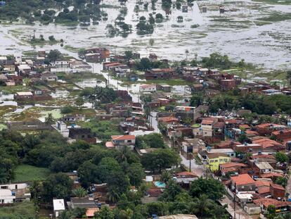This May 30, 2022 handout photo provided by Brazil's Presidential Press Office, shows an aerial view over a flooded area after heavy rains in Recife, Pernambuco state, Brazil. Authorities in Pernambuco state said that at least 91 deaths have been confirmed from flooding over the weekend, with more than two dozen people still unaccounted for. (Clauber Cleber Caetano/Brazil's Presidential Press Office via AP)