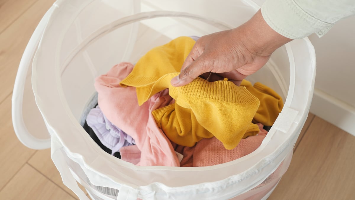 El cesto para la ropa sucia con capacidad de 50 litros.