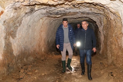 El president de la Generalitat, Carlos Mazón, durante su visita este jueves al entorno de la presa d'Isbert, en la Vall de Laguar (Alicante).