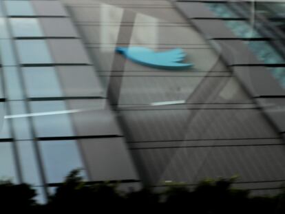 Logo de Twitter de su sede en Market Street, en San Francisco (EE UU), reflejado en el cristal de un coche.