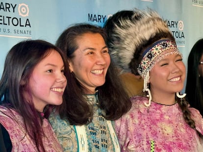 Mary Peltola (centro) haciendo campaña en Anchorage, Alaska, el pasado 21 de octubre.