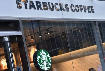 Uma unidade do Starbucks Coffee em Nova York.