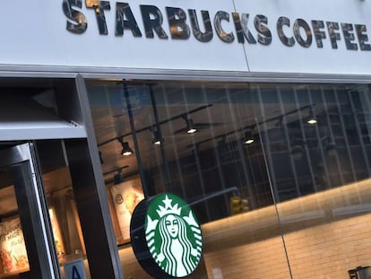 Uma unidade do Starbucks Coffee em Nova York.