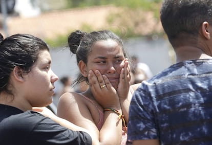 Una estudiante llora frente a la Escuela Estatal Raúl Brasil en Suzano (Brasil). Dos antiguos alumnos, un adolescente de 17 años y un joven de 25 años, irrumpieron en la escuela armados a primera hora de la mañana y han matado a ocho personas, entre ellos cinco alumnos.