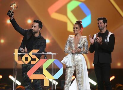 Paula Echeverria y Miguel Angel Muñoz entrega el premio a Luis Fonsi. 
