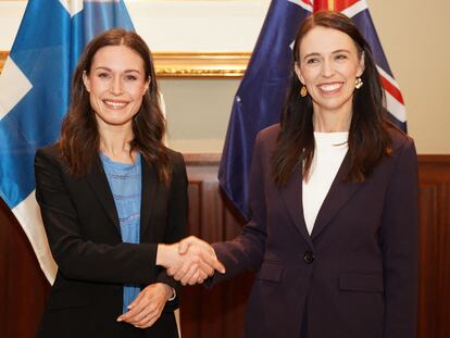 Finland's Prime Minister Sanna Marin (L) shakes hands with New Zealand's Prime Minister Jacinda Ardern during a bilateral meeting in Auckland, New Zealand, on November 30, 2022. (Photo by Diego OPATOWSKI / AFP)
