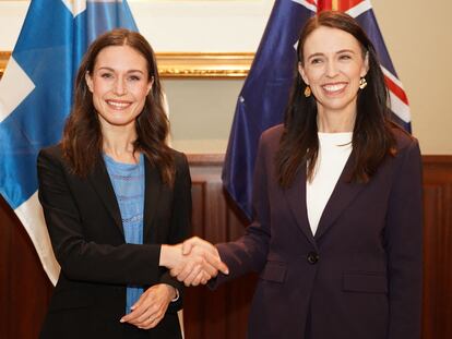 Finland's Prime Minister Sanna Marin (L) shakes hands with New Zealand's Prime Minister Jacinda Ardern during a bilateral meeting in Auckland, New Zealand, on November 30, 2022. (Photo by Diego OPATOWSKI / AFP)