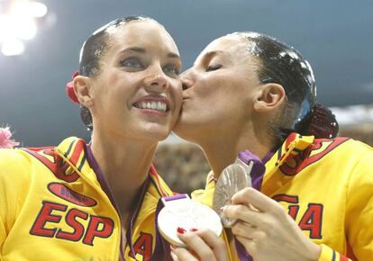 Andrea Fuentes (right) and Ona Carbonell celebrate their silver-medal performance in London on Tuesday. 