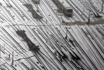 Vista de las vías del tren cubiertas de nieve en la estación de Penn en Nueva York. 

