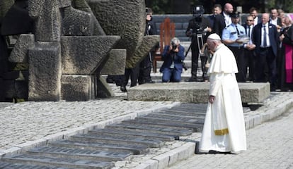 El papa Francisco se detiene ante el Monumento Internacional a las Víctimas del Fascismo durante su visita al campo de concentración nazi de Auschwitz.