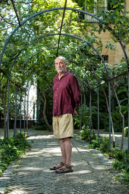 Luciano Labajos, en el Jardín del Príncipe de Anglona de la madrileña plaza de la Paja, el 3 de agosto de 2023.