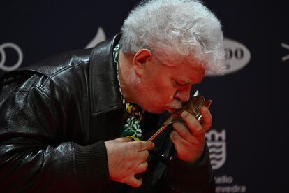 El realizador Pedro Almodóvar besa el premio a mejor director por su película 'La habitación de al lado', en los Feroz.
