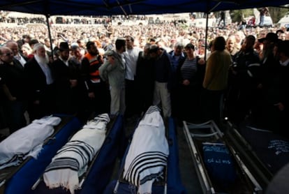 Una multitud rodea los cuerpos de Ehud Fogel, su esposa Ruti y sus hijos Yoav, Elad y Hadas, en Jerusalén. Los cinco murieron apuñalados en un asentamiento israelí en Itamar.