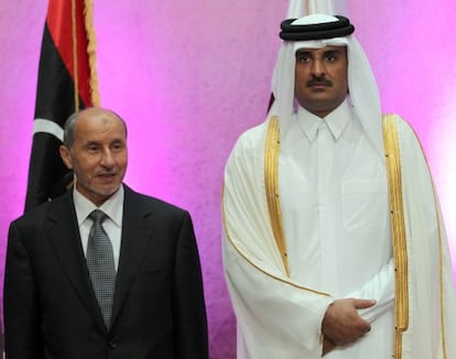 Mustafá Abdel Yalil, presidente del CNT, y el príncipe catarí Sheij Tamim bin Hamad al-Thani, en Doha.