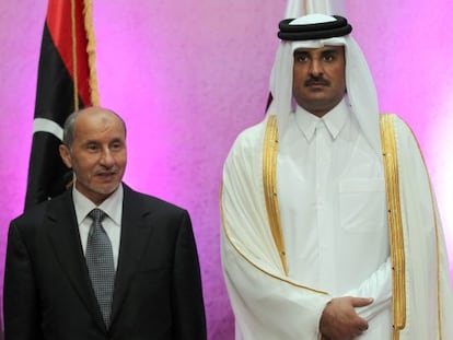 Mustafá Abdel Yalil, presidente del CNT, y el príncipe catarí Sheij Tamim bin Hamad al-Thani, en Doha.