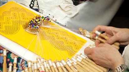 Fabricación tradicional de encaje de bolillos típico de Camariñas (A Coruña).