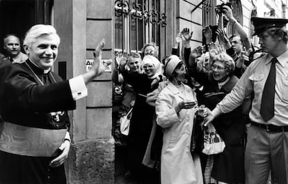 Ratzinger saluda a los fieles en mayo de 1977 tras ser consagrado arzobispo en la catedral de Múnich. El papa Pablo VI, que ya lo había llamado para formar parte de la Pontificia Comisión Teológica Internacional, le había hecho llegar en mano, por medio del nuncio Del Mestri, una carta con su nombramiento. Tras muchas dudas y la consulta a su confesor, escribe la respuesta en un papel de carta del hotel donde se alojaba De Mestri, “ante su atenta mirada”. En junio de ese año fue proclamado cardenal.