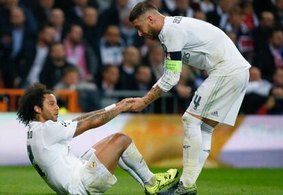 Ramos levanta a Marcelo, lesionado durante el paritido.