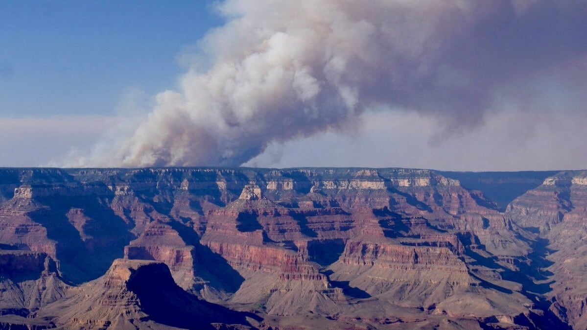 Arde el Gran Cañón: un incendio quema 2.300 hectáreas y destruye estructuras históricas del parque