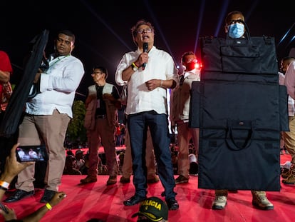 El candidato a la Presidencia de Colombia, Gustavo Petro, habla durante un evento de cierre de campaña, Barranquilla, el 21 de mayo de 2022.