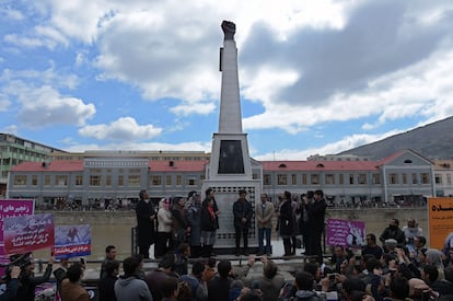 Escultura en Kabul en memoria de Farkhunda, linchada 2015 acusada falsamente de haber quemado un Coran. La foto es de marzo 2016.