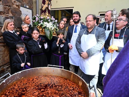 Juan García-Gallardo (en el centro, con corbata azul, barba y delantal) en La Bañeza (León), el miércoles.