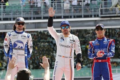Fernando Alonso (centro), Takuma Sato (derecha) y JR Hildebrand saludan antes de la carrera.
