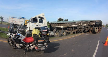 Un camión accidentado en medio de una carretera de Indonesia.