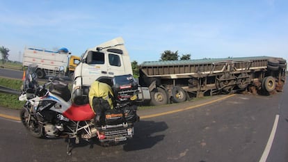 Un camión accidentado en medio de una carretera de Indonesia.