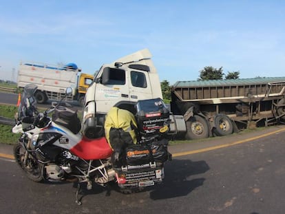 Un camión accidentado en medio de una carretera de Indonesia.