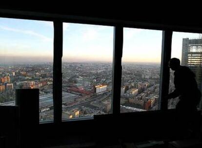 Ventanal de la planta 50 de Torre Espacio. En el  horizonte, la boina de contaminación se extiende hacia el este. A la derecha, el armazón del rascacielos de CajaMadrid.