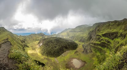 El cráter del volcán La Soufrière, en la isla de San Vicen­te.