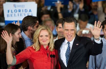 Mitt Romney saluda a sus seguidores acompañado de su mujer, Ann.