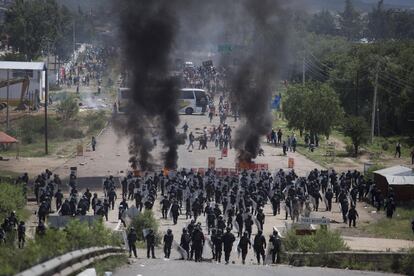 Policías y maestros contrarios a la reforma educativa se enfrentan en un una carretera federal en el sureño estado de Oaxaca.