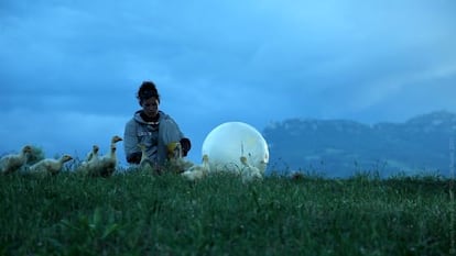 Imagen del vídeo de Agnes Meyer-Brandis, 'Moon goose analogue'.