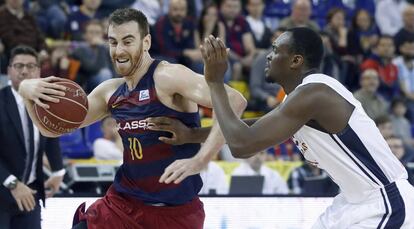 Claver intenta superar el marcaje de Tumba