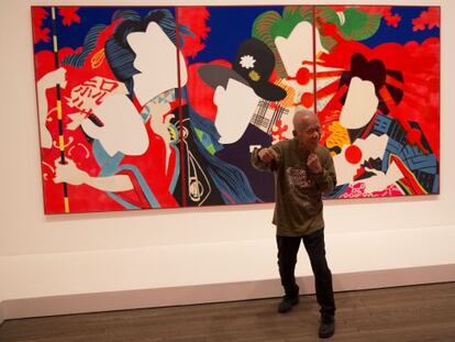 El artista Ushio Shinohara junto a su pintura &#039;Festival de Mu&ntilde;ecas&#039;,
 que se exhibir&aacute; en la Tate Modern, en Londres.