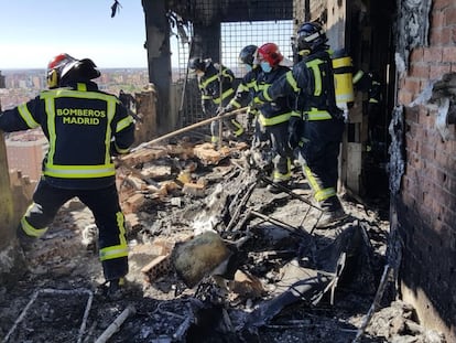Bomberos tras sofocar el incendio en la torre el 29 de agosto en el norte de Madrid.