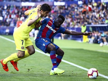 Gerard Moreno (i) y Simon Moses, durante el partido.