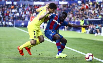 Gerard Moreno (i) y Simon Moses, durante el partido.