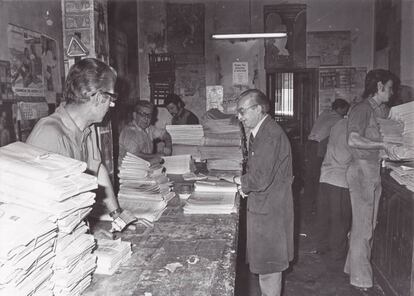 Un día normal en el taller y las rotativas del diario 'Informaciones' en 1975.