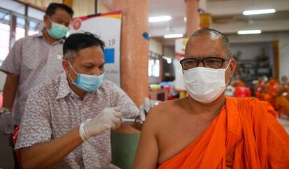 Administración de la vacuna de la china Sinovac en un templo budista de Bangkok, Tailandia.