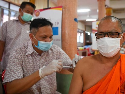 Administración de la vacuna de la china Sinovac en un templo budista de Bangkok, Tailandia.