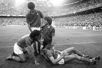 El italiano Tardelli, en el suelo, es felicitado por su compañeros tras un gol en la final del Mundial 82 contra Alemania Federal en el Bernabéu.